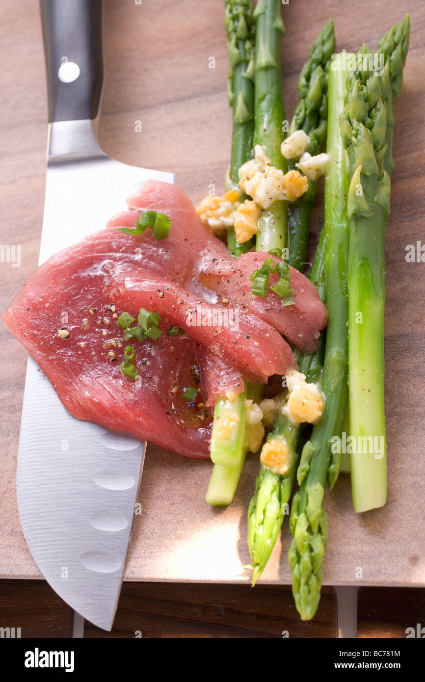 Rindfleisch-Carpaccio mit Spargel- Stockfoto