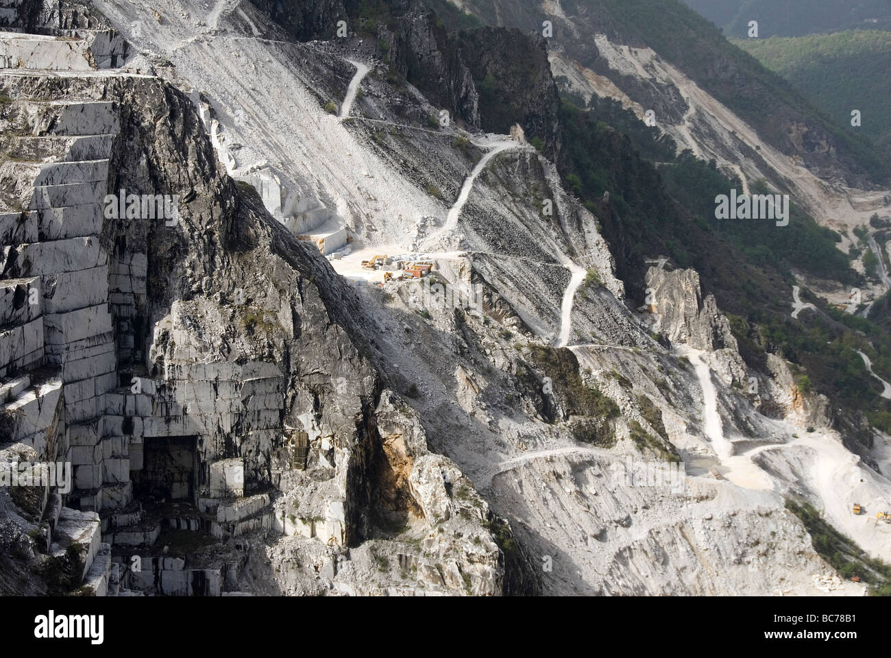 Ein Marmor Berghang in Carrara mit alten Pfaden für das Marmorabbauen Stockfoto