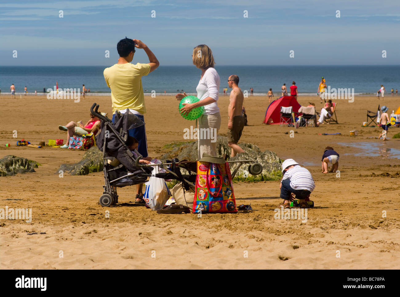 Eine Familie am Strand von Woolacombe Bay North Devon England uk Stockfoto