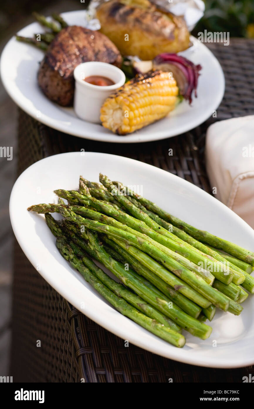 Grüner Spargel als Beilage zu gegrilltem Rindersteak- Stockfoto