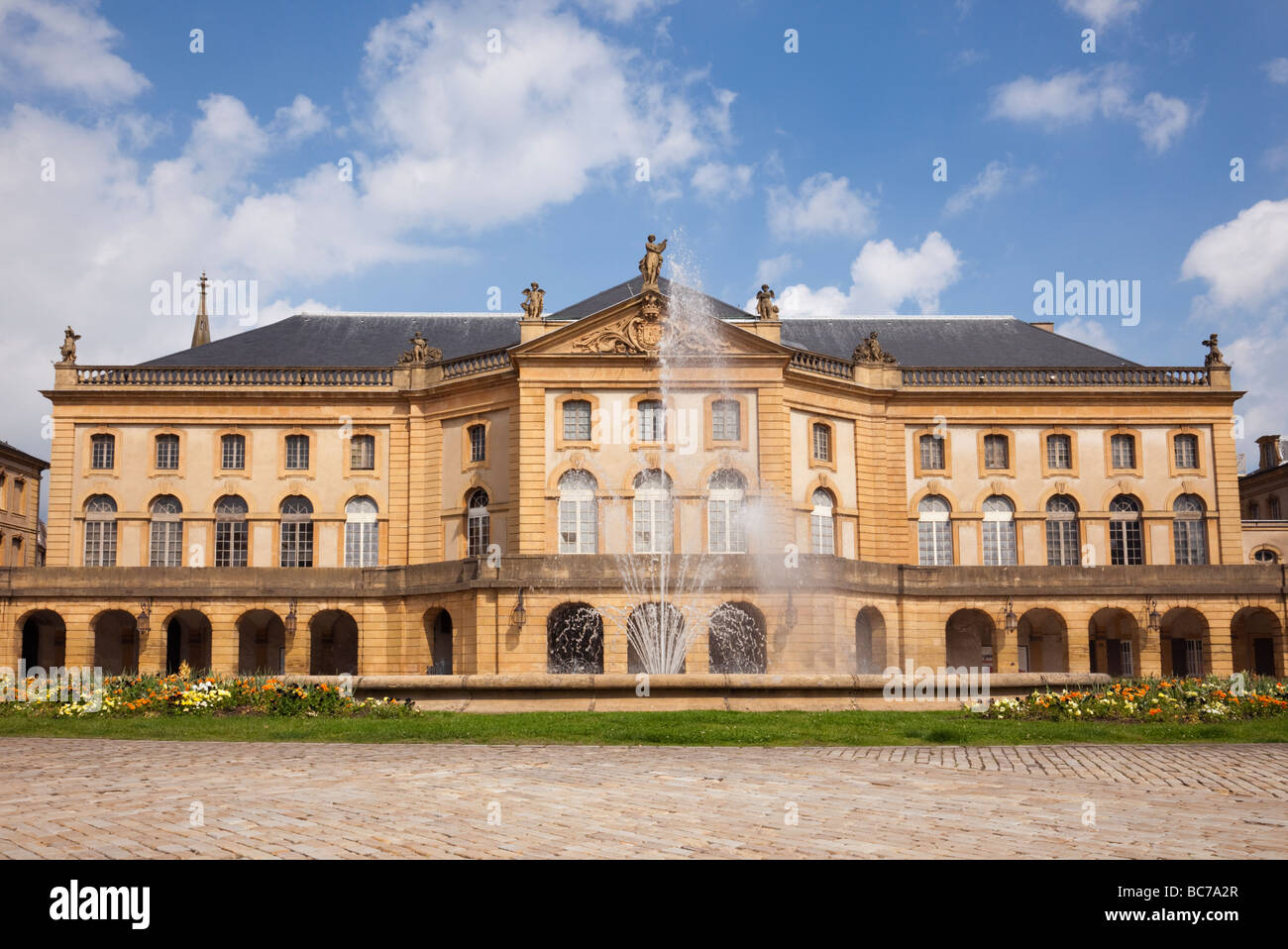 Metz Lothringen Frankreich Europa Opera Theatre und Brunnen auf La Place De La Comedie Stockfoto