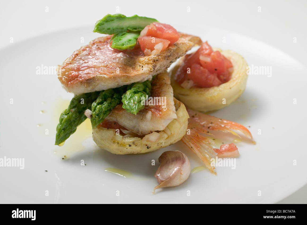Herb Schalen mit Rotbarbe, Spargel und Tomaten- Stockfoto