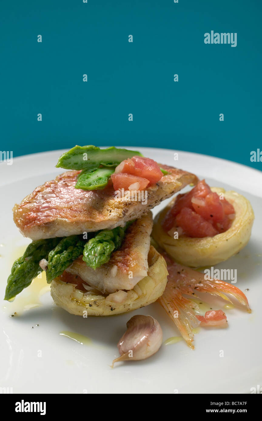 Herb Schalen mit Rotbarbe, Spargel und Tomaten- Stockfoto