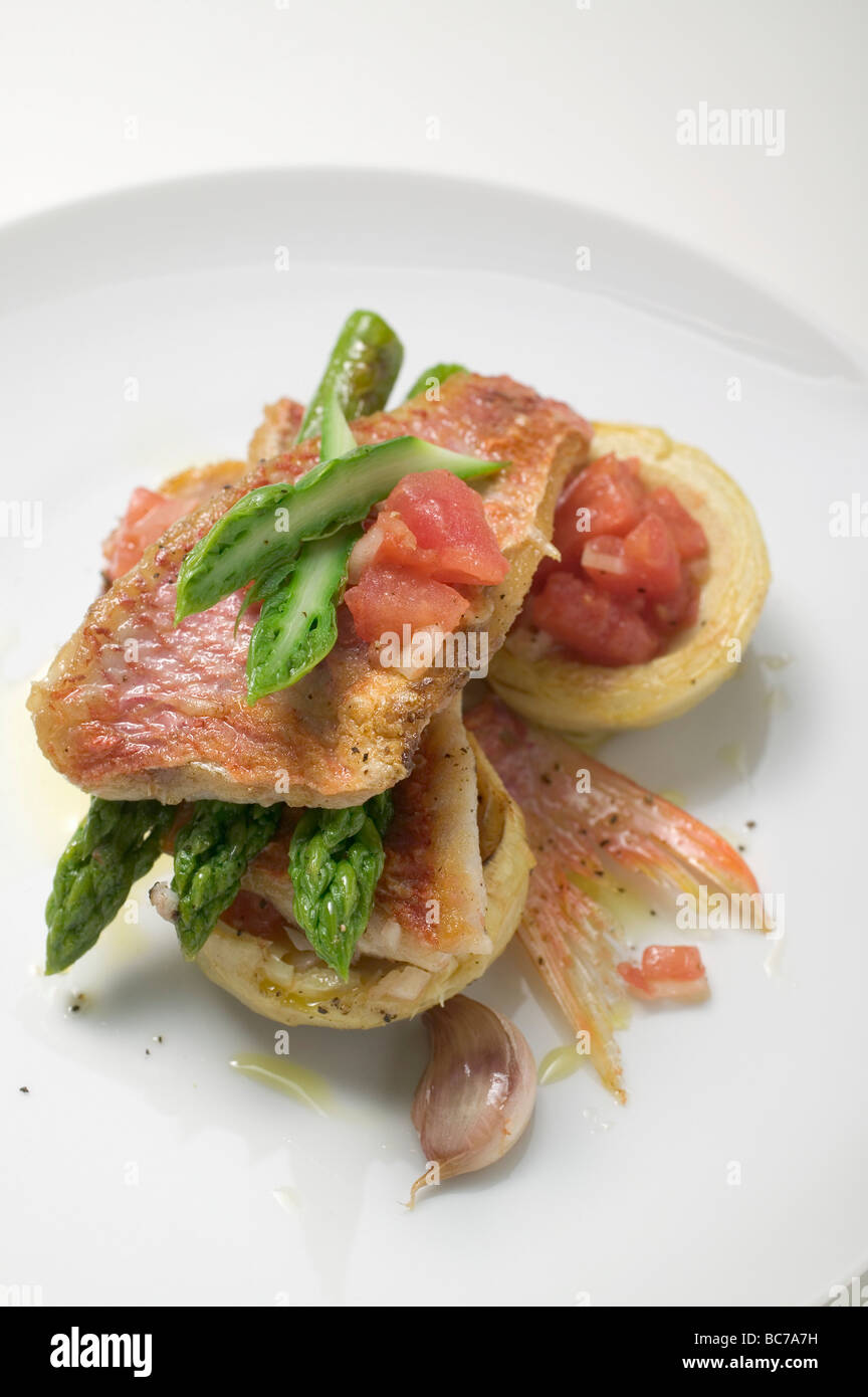 Herb Schalen mit Rotbarbe, Spargel und Tomaten- Stockfoto