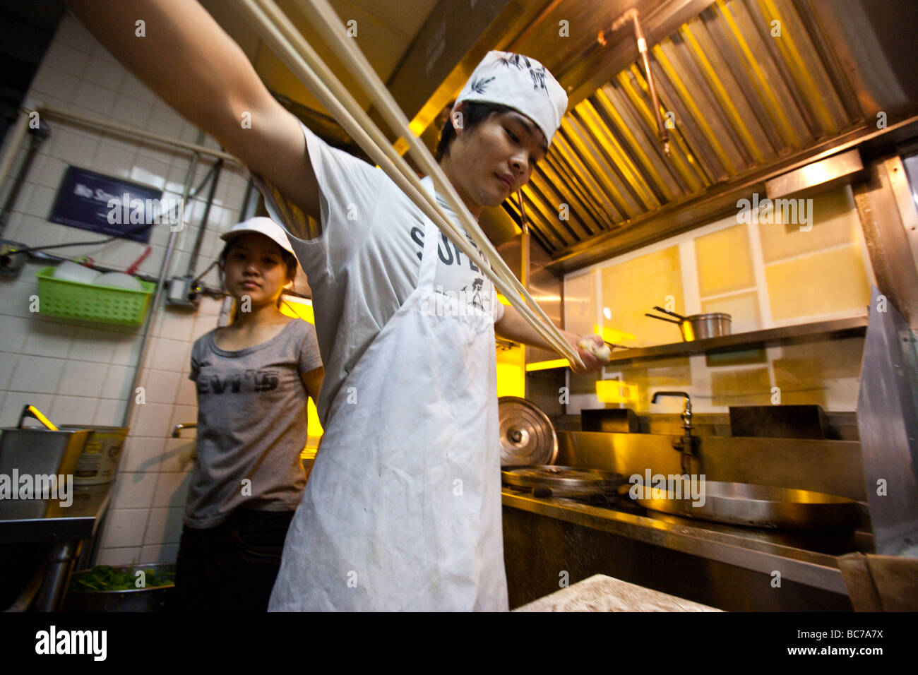 Hausgemachte Nudeln in einem Nudel-Shop in Chinatown in New York CIty zu machen Stockfoto
