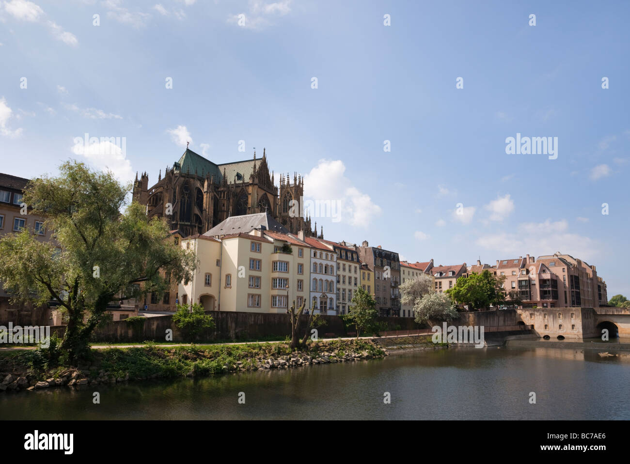 Metz Lothringen Frankreich Europa Blick über Mosel, Kathedrale Saint-Etienne und Gebäuden der Stadt am Fluss Stockfoto