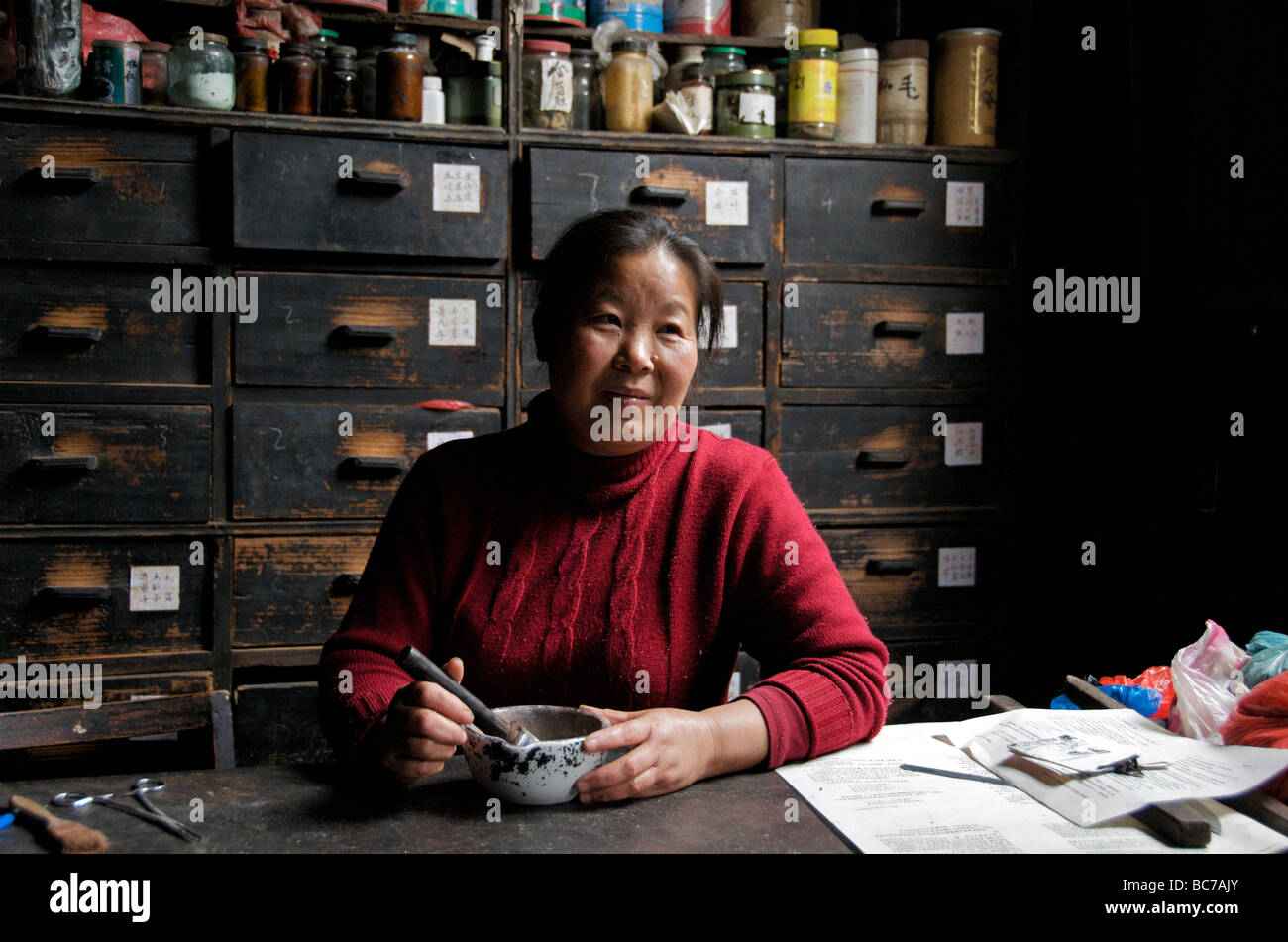 Porträt Frau Kalligraph Mischen von Druckfarben Daxu alte Stadt in der Nähe von Guilin Guangxi China Stockfoto