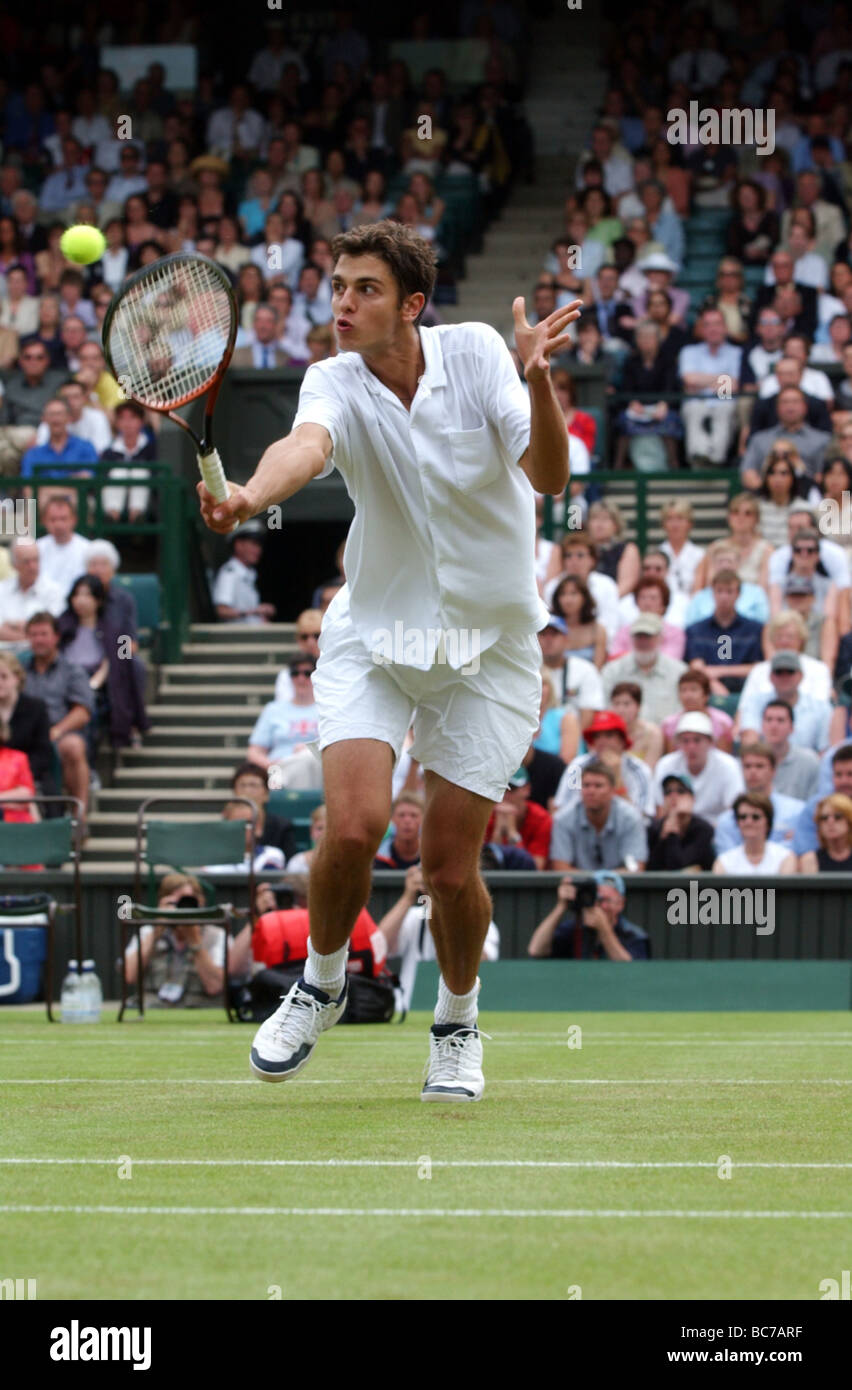 WIMBLEDON TENNIS CHAMPIONSHIPS 2002 Mario Ancic auf seinem Weg zum Sieg über Roger Federer Stockfoto
