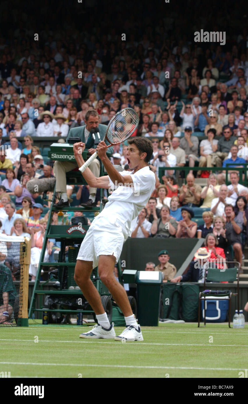 WIMBLEDON TENNIS CHAMPIONSHIPS 2002 Mario Ancic feiert Sieg über Roger Federer Stockfoto
