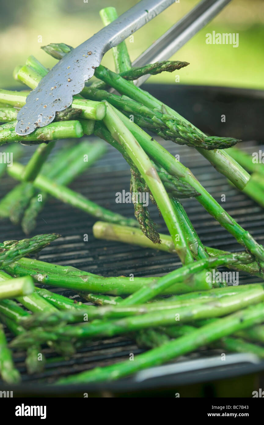 Grillen grüner Spargel- Stockfoto