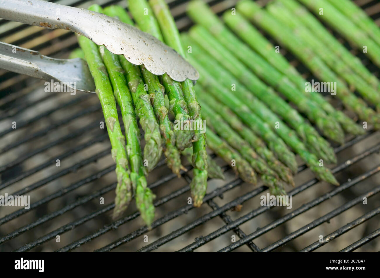 Grüner Spargel auf einem Grill- Stockfoto
