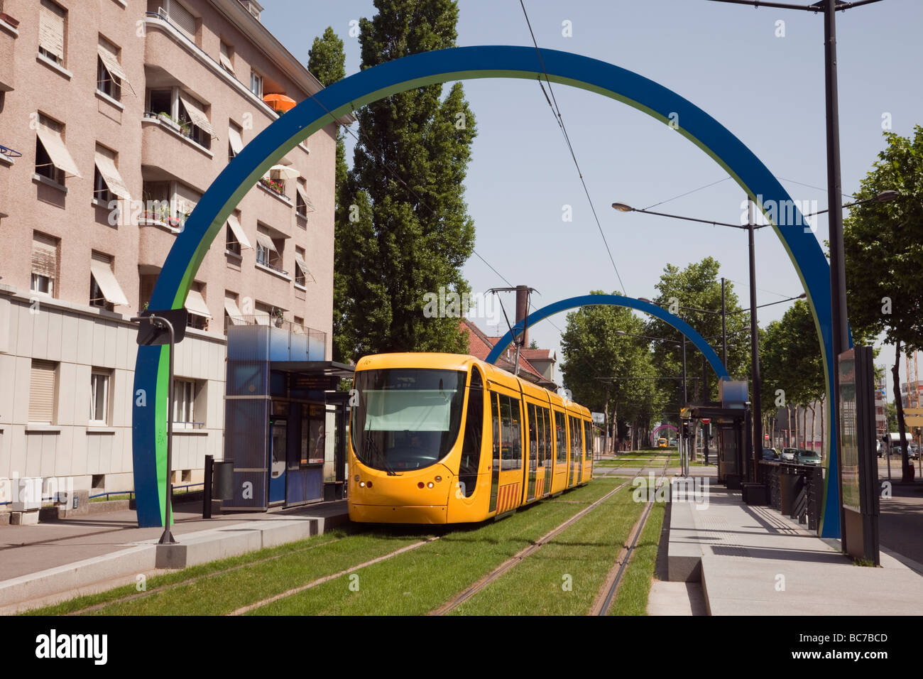 Mulhouse Elsass Frankreich gelben Straßenbahn trainieren im Lokalsender mit obenliegenden Elektrifizierung auf neue Stadtbahn Straßenbahn-Netz Stockfoto