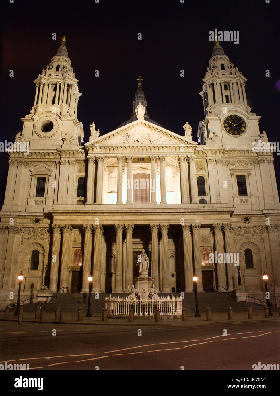 London - st. Pauls-Kathedrale bei Nacht Stockfoto