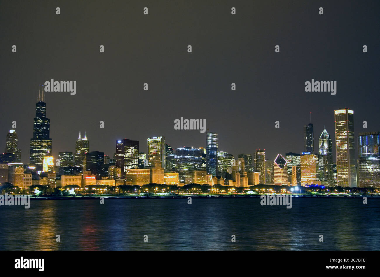 Chicago Skyline bei Nacht Illinois USA Stockfoto