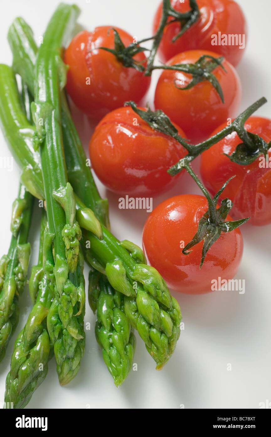 Grüner Spargel und Cherry-Tomaten, gebraten- Stockfoto