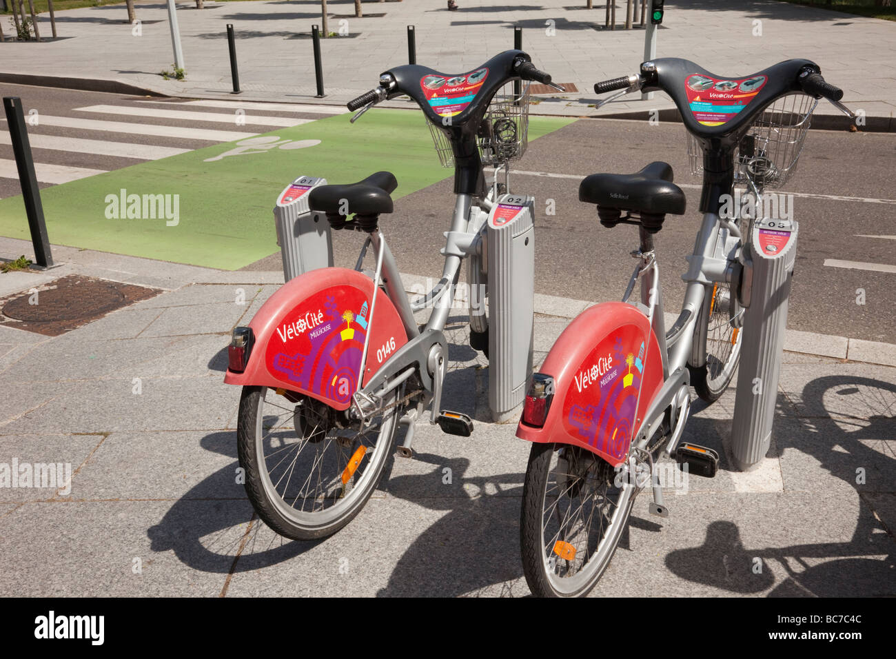 Mulhouse Elsass Frankreich Europa Velocity Elektrofahrräder zur Miete von Fußgänger- und Fahrrad-Kreuzung in Stadt Stockfoto