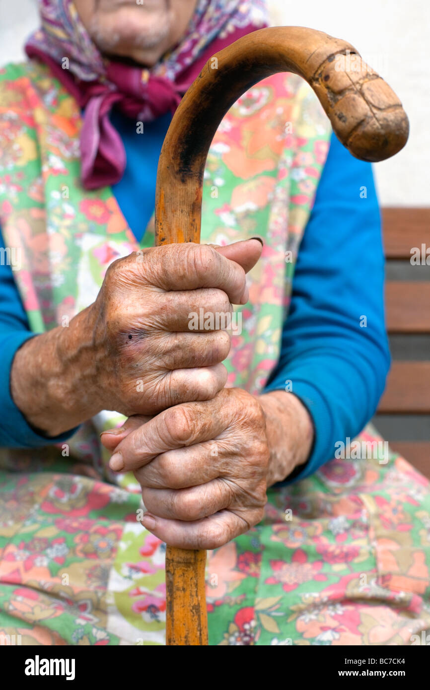 Hand von einer alten Bäuerin hält einen Spazierstock Stockfoto