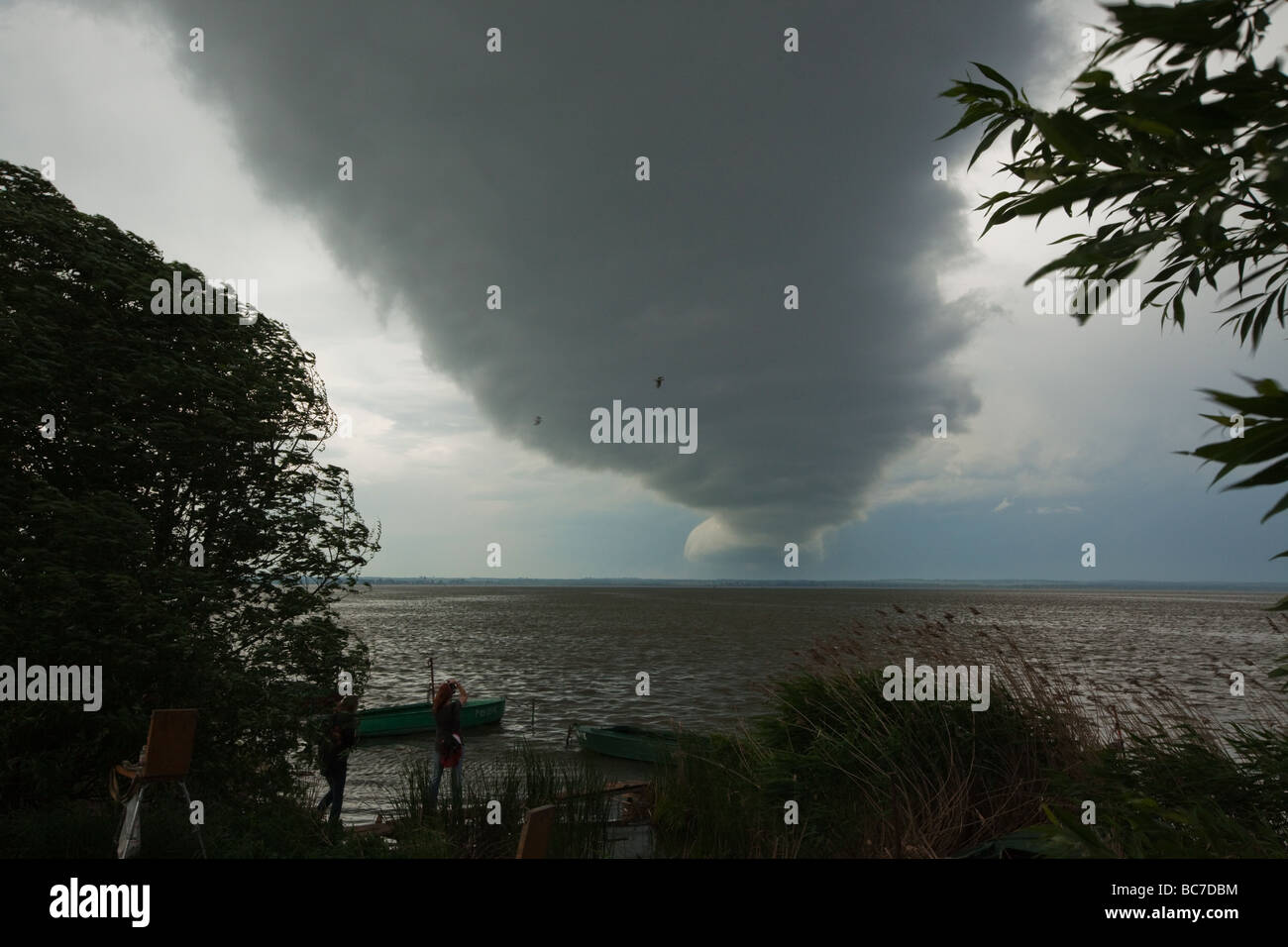 große Wolke wie Tornado in russischen Land Stockfoto