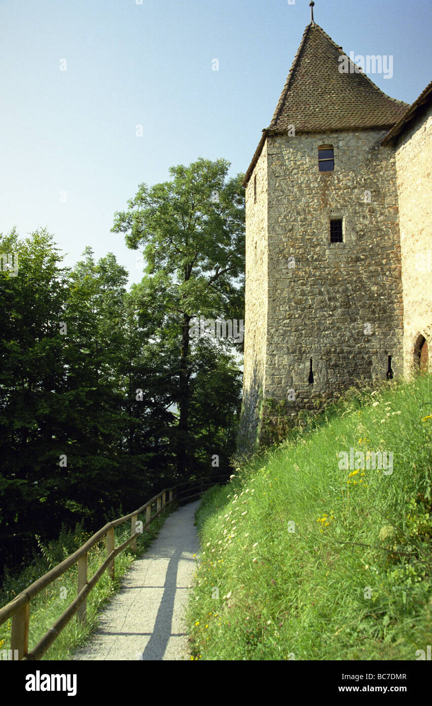 Defensive Turm und Fragment der Mauer, Gruyere Stadt, Kanton Freiburg, Schweiz Stockfoto