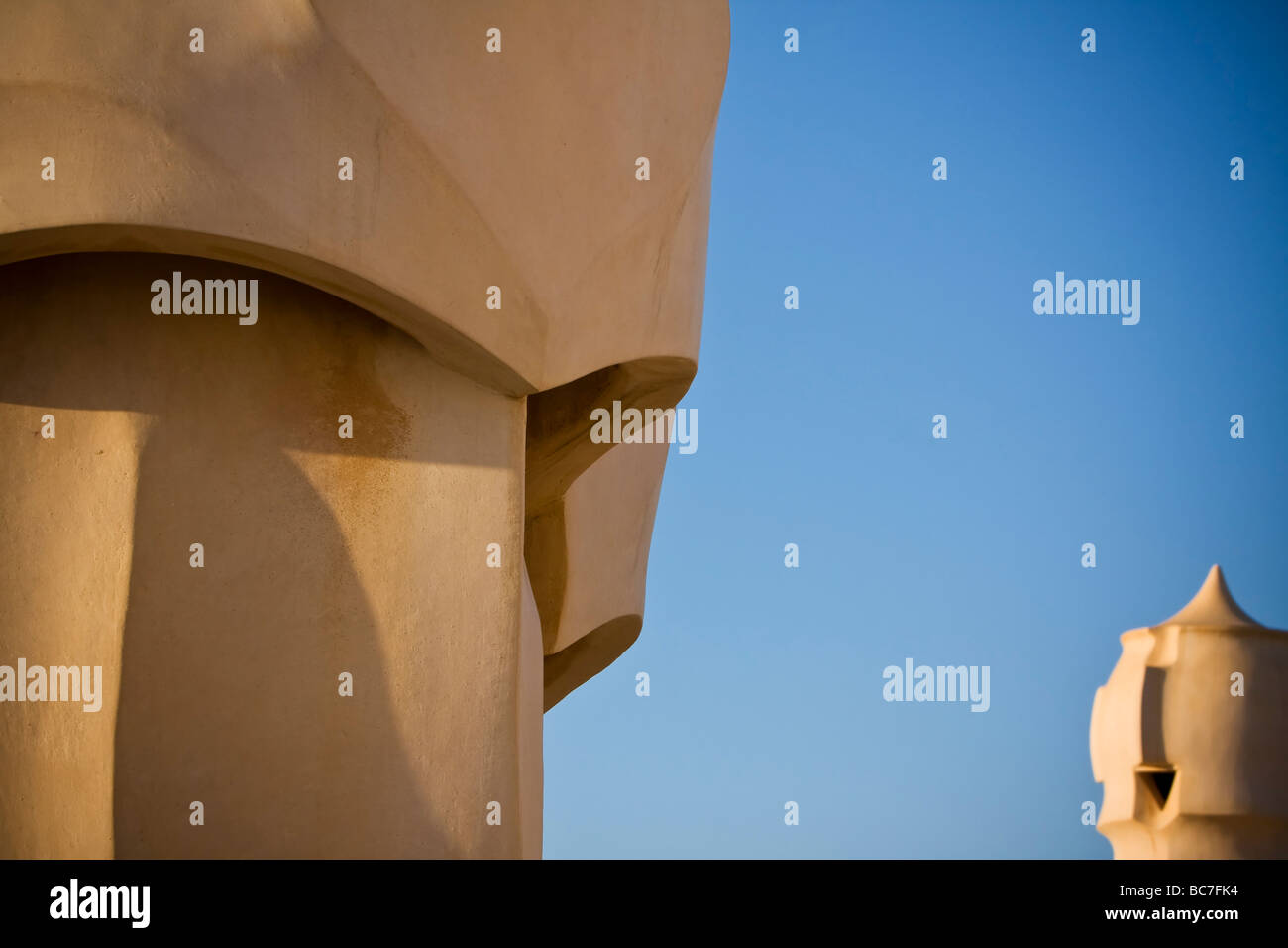 Closeup Details der modernistischen Stil Kamin und blauer Himmel auf dem Dach der Casa Milà von Gaudi Barcelona Spanien Stockfoto