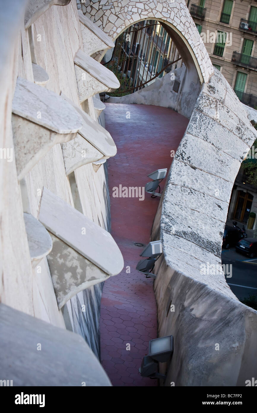 Erhöhte Ansicht der Seite von La Pedrera zeigt die Welle wie Design des Gebäudes Stockfoto