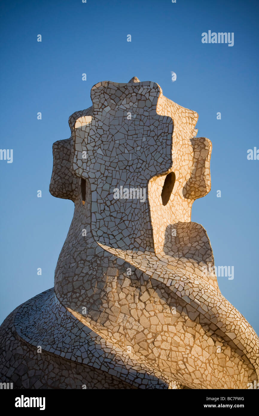 Mond im Viertel und Closeup Details des Mosaiks wie Schornstein Seite beleuchtet bei Sonnenuntergang auf dem Dach der Casa Milà Barcelona Spanien Stockfoto