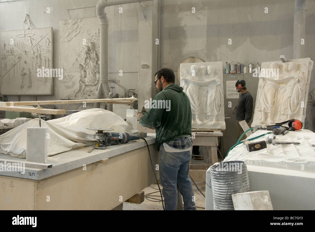 Bildhauer arbeitet an zeitgenössische Skulpturen in der Werkstatt von Cave Michelangelo in Carrara Stockfoto