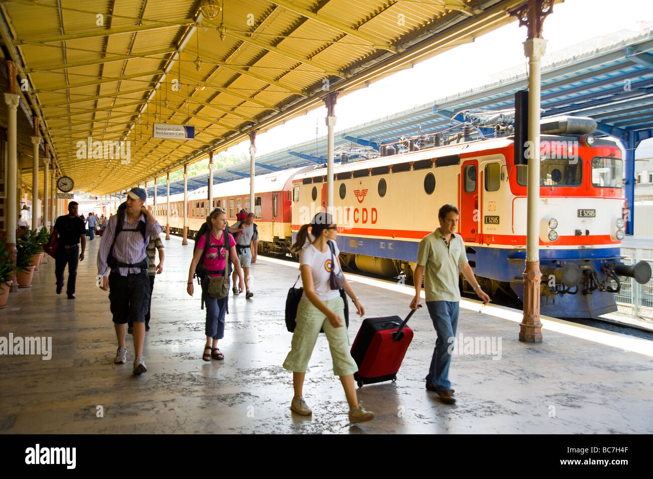 Menschen, die Ankunft am Bahnhof Sirkeci in Istanbul Türkei Stockfoto