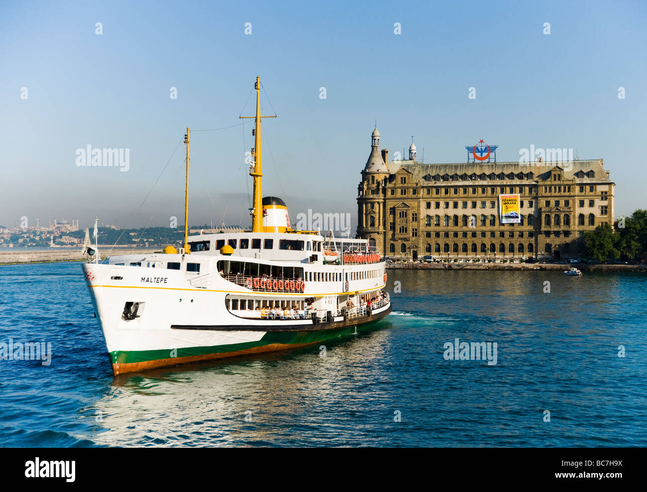 Eine Personenfähre auf dem Bosporus mit dem Bahnhof Haydarpasa Kadiköy im Hintergrund Istanbul Türkei Stockfoto