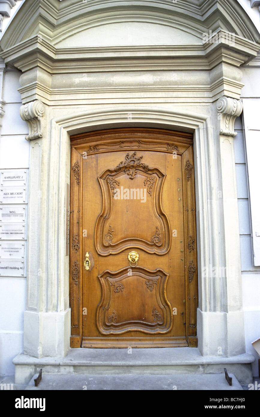 Haus-Tor und Tür anzuzeigen, Luzern, Schweiz Stockfoto