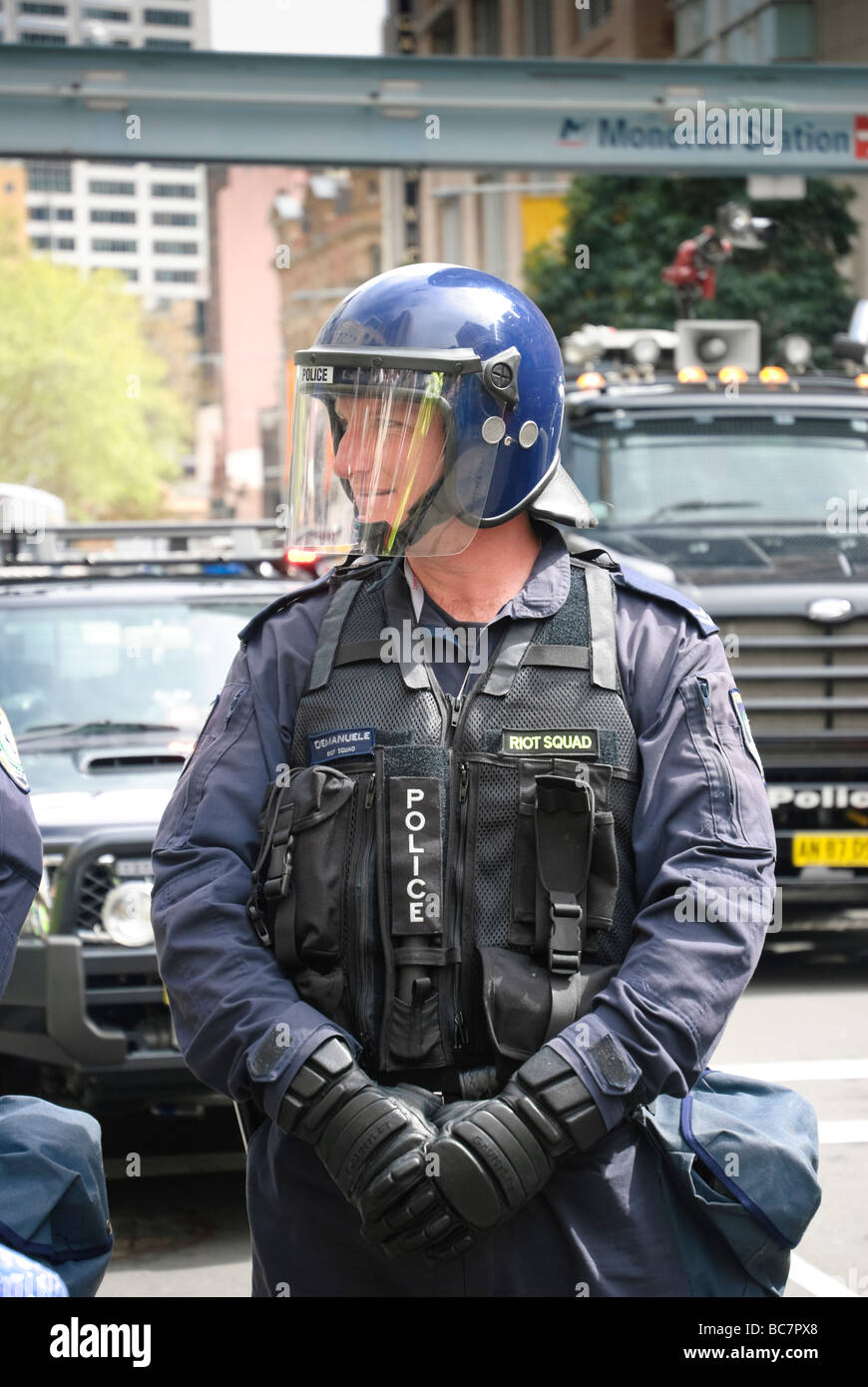 Ein Offizier der Bereitschaftsgruppe und der öffentlichen Ordnung nimmt an einer Gewaltdemonstration während der Proteste für den APEC-Gipfel in Sydney, Australien, Teil. Polizist in voller Bereitschaftausrüstung. Stockfoto