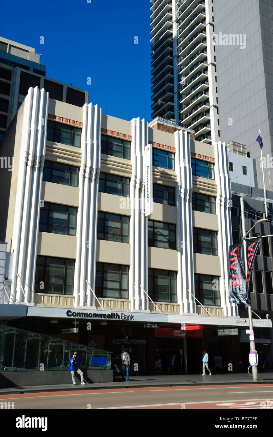 Gut renovierte Art-Deco-Gebäude im Zentrum von Sydney - eine Zweigstelle der Commonwealth Bank Of Australia. Bemalte Gebäude; Art déco-Architektur Stockfoto