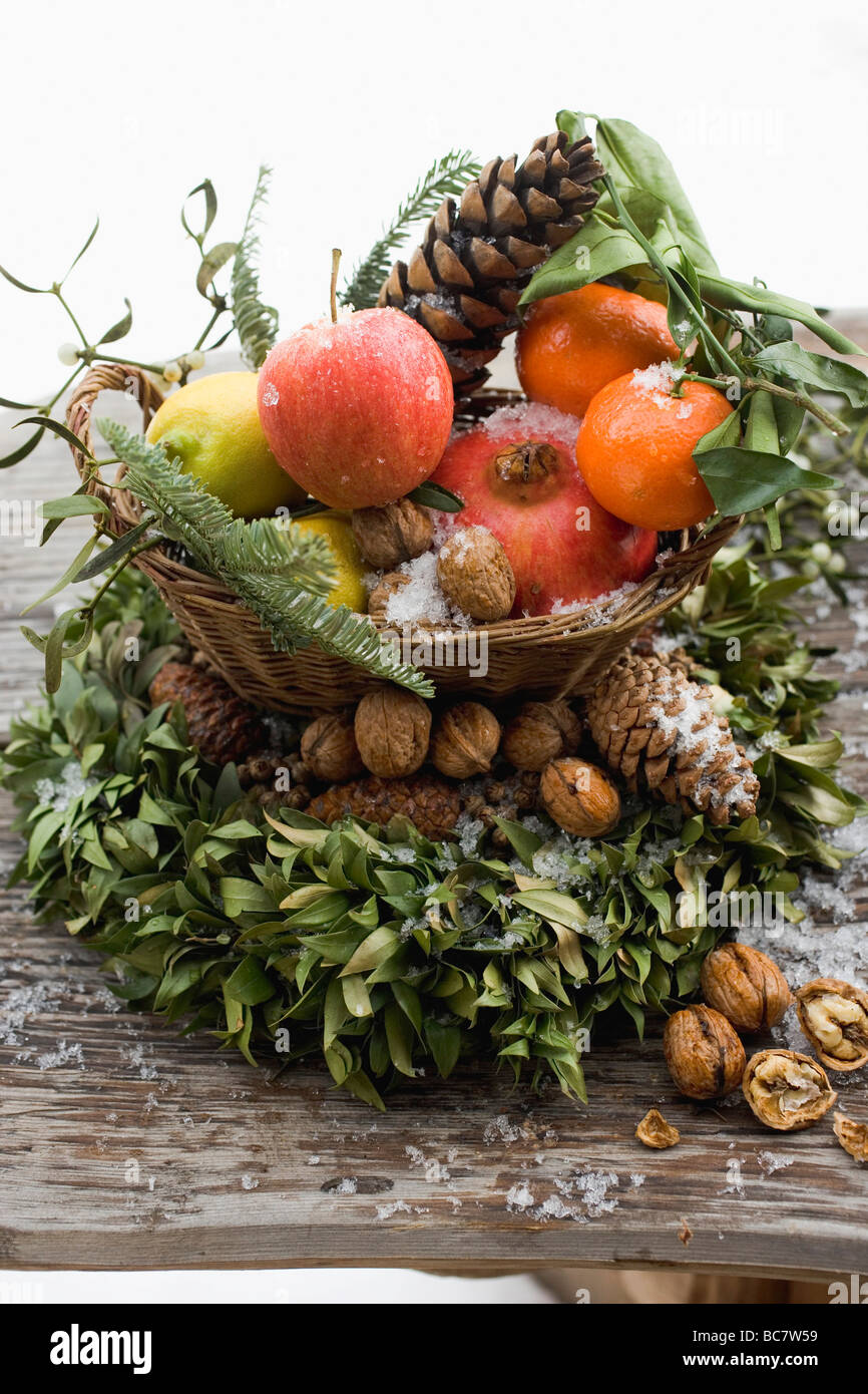 Weihnachts-Dekoration: Früchten, Nüssen, Zapfen und Box Kranz - Stockfoto