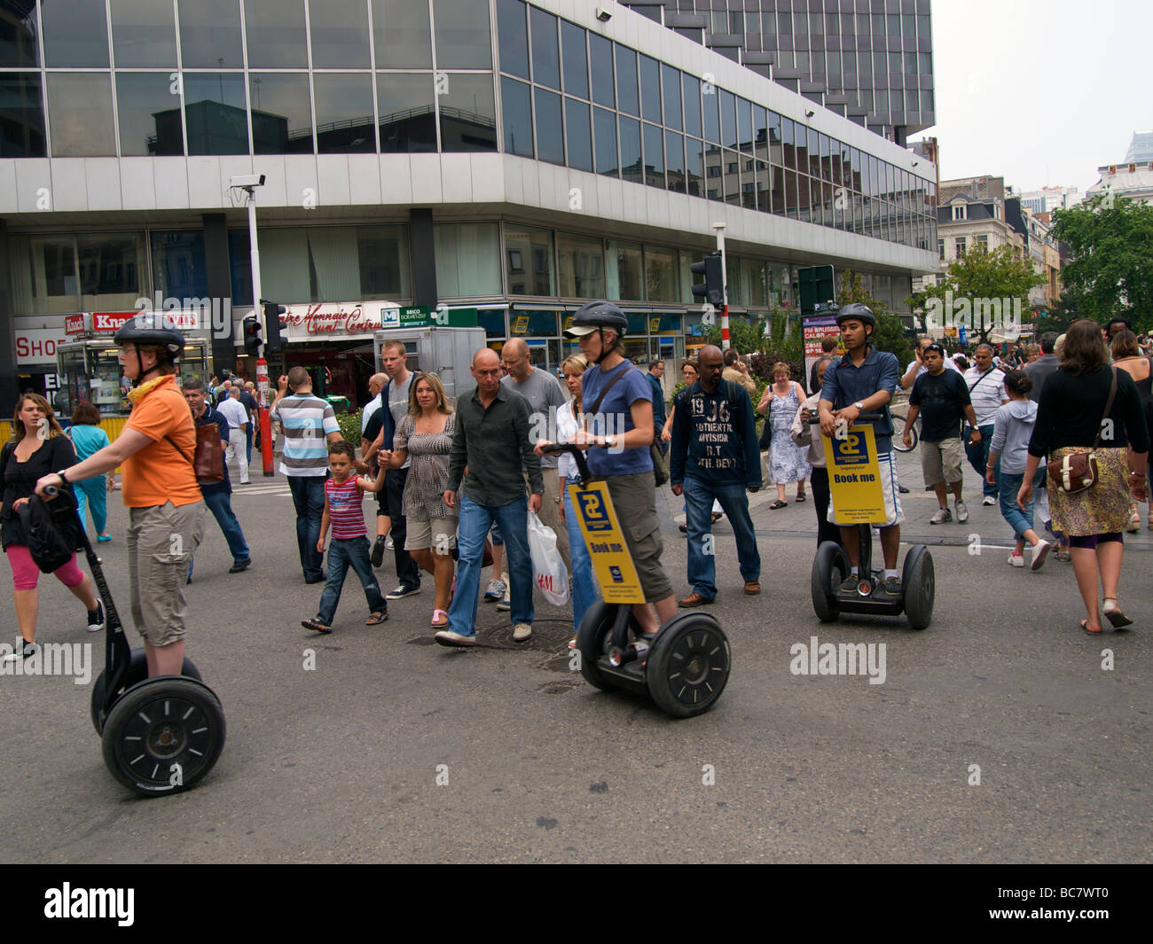 Menschen touring Brüssel Reiten auf Segways mit skeptischen Fußgänger suchen Brüssel Belgien Stockfoto