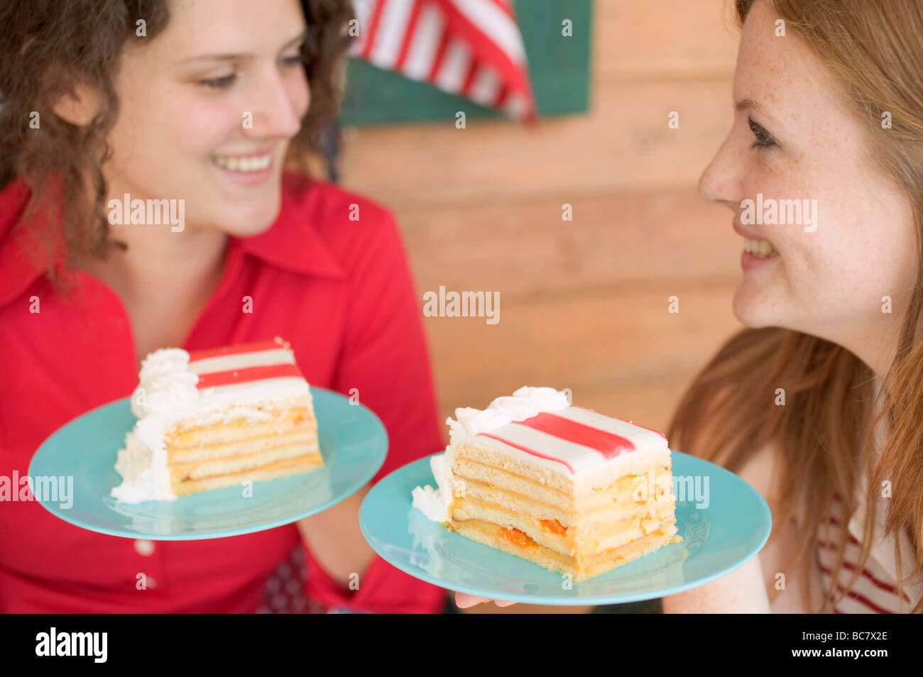 Frauen halten Kuchenstücke auf Tellern (4. Juli, USA) - Stockfoto