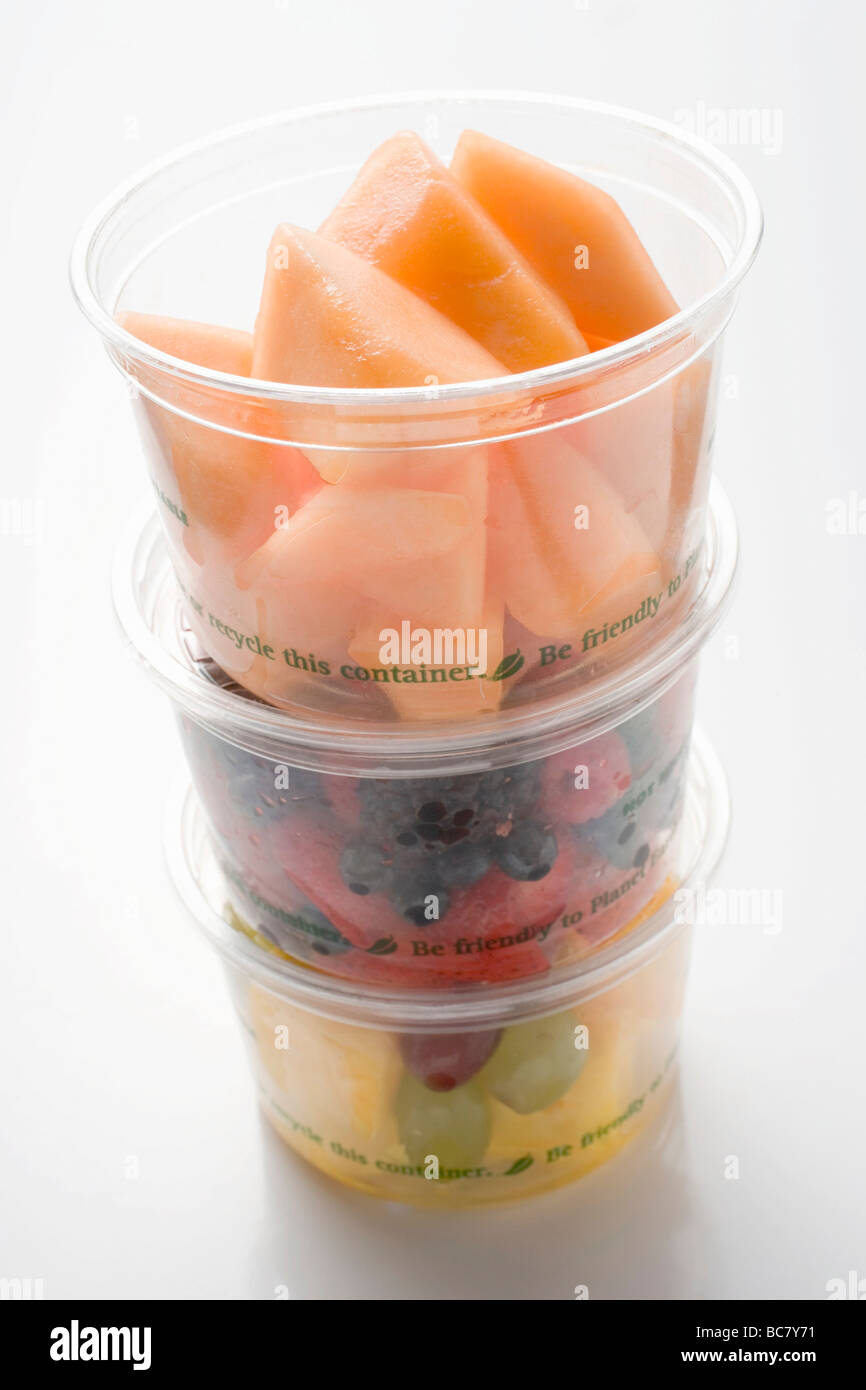 Frisches Obst in drei Kunststoff-Wannen- Stockfoto