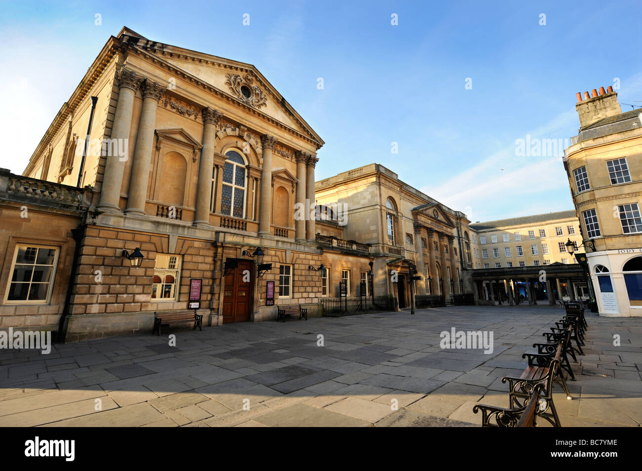 GESAMTANSICHT VON DER AUßENSEITE DER RÖMISCHEN BÄDER IN BATH Stockfoto