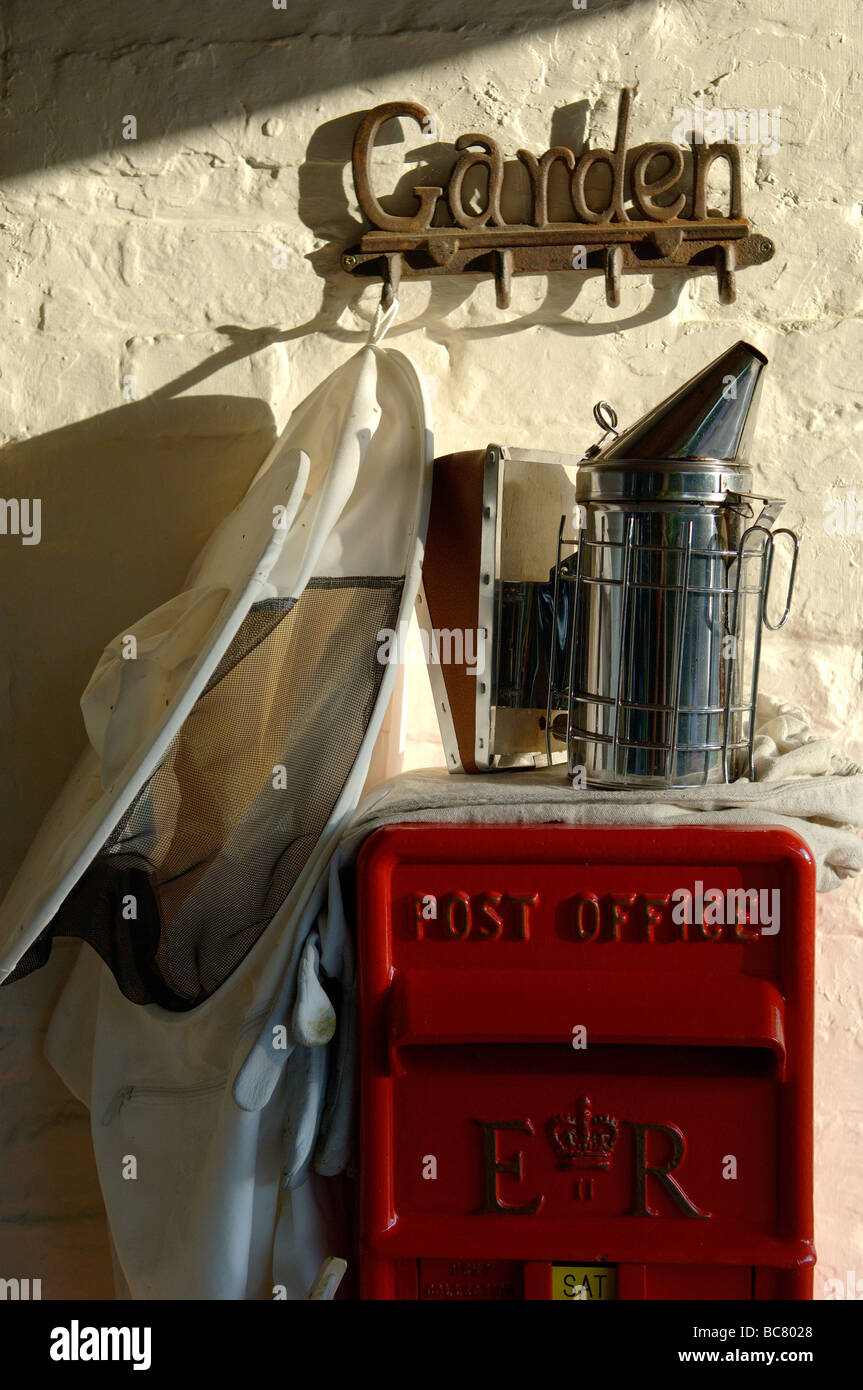 Imkerei Ausrüstung mit traditionellen britischen Briefkasten Stockfoto