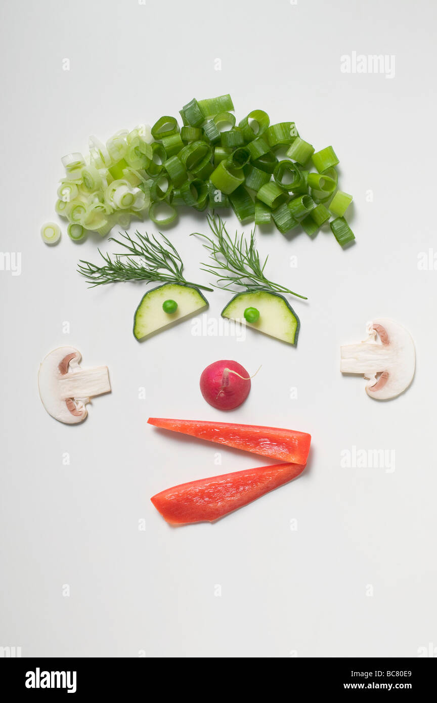 Amüsante Gesicht aus Gemüse, Dill und Champignons gemacht- Stockfoto