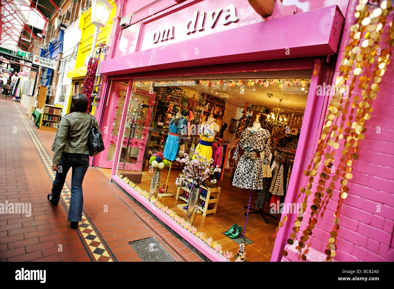 Retro-Bekleidungsgeschäft in South City Market aka George s Street Arcade in Dublin Irland Stockfoto