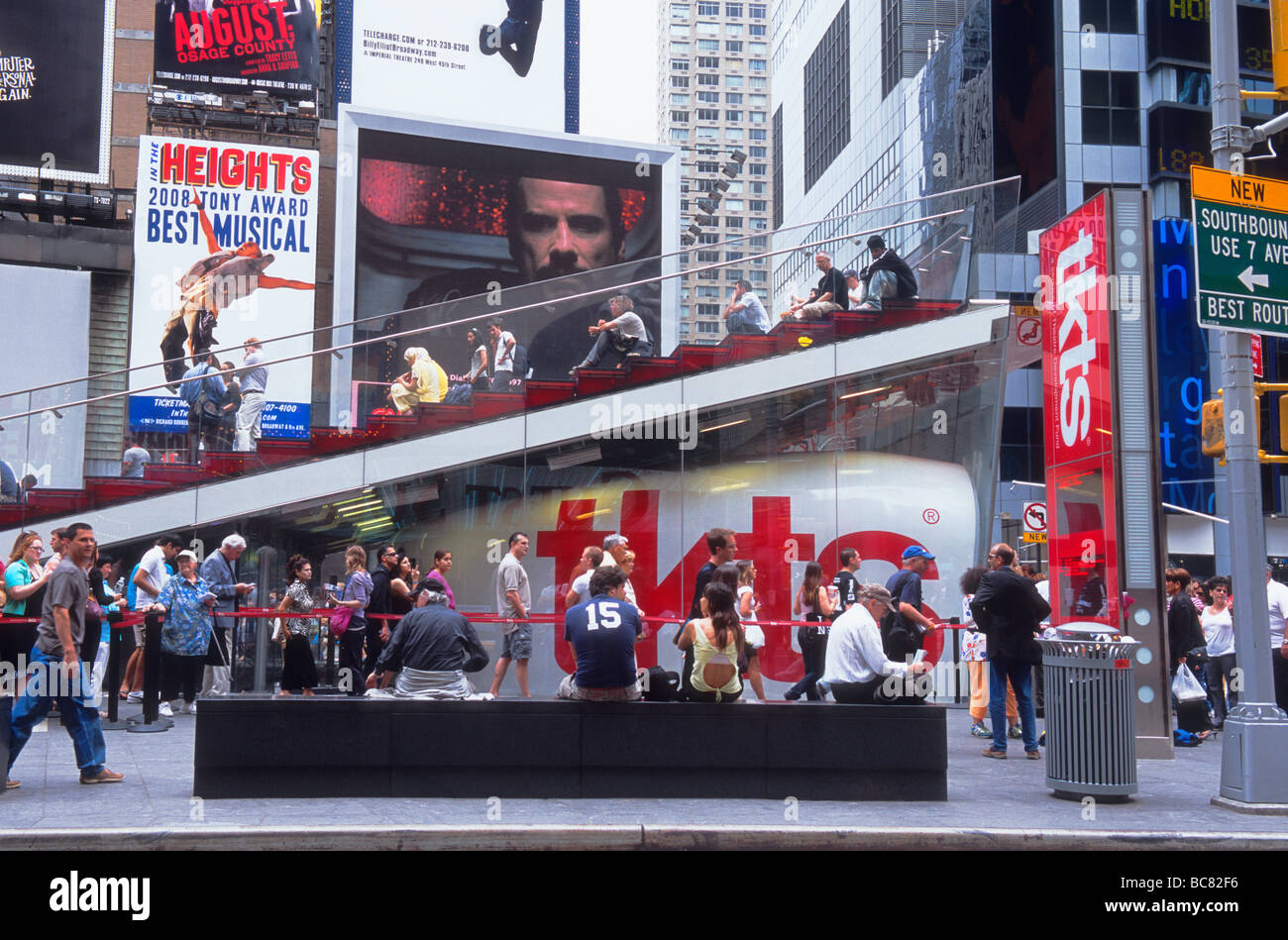 TKTS New York City, Times Square, Broadway, Midtown Manhattan. Leute kaufen ermäßigte Theaterkarten in der Fußgängerzone. Duffy Square. USA Stockfoto