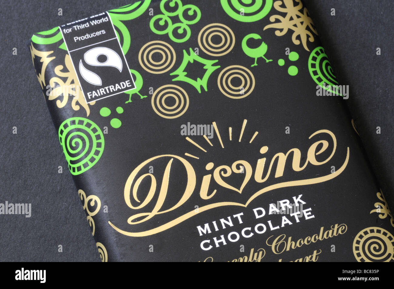 Göttliche Fairtrade Schokolade auf schwarzem Hintergrund Stockfoto