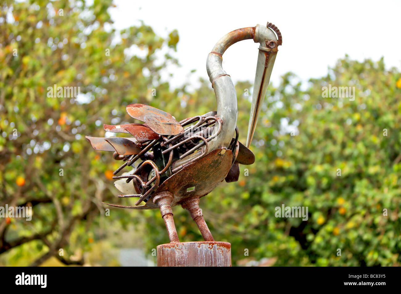 Metall-Skulptur von ein Wasservogel aus Schrott marine Metallteile erstellt Stockfoto