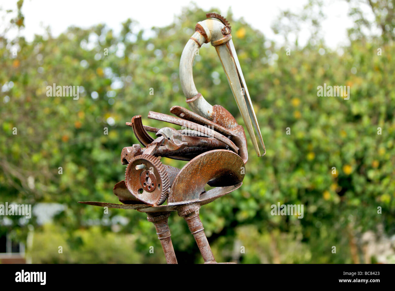 Metall-Skulptur von ein Wasservogel aus Schrott marine Metallteile erstellt Stockfoto