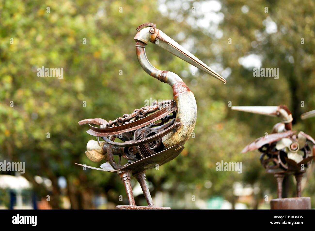 Metall-Skulptur von ein Wasservogel aus Schrott marine Metallteile erstellt Stockfoto