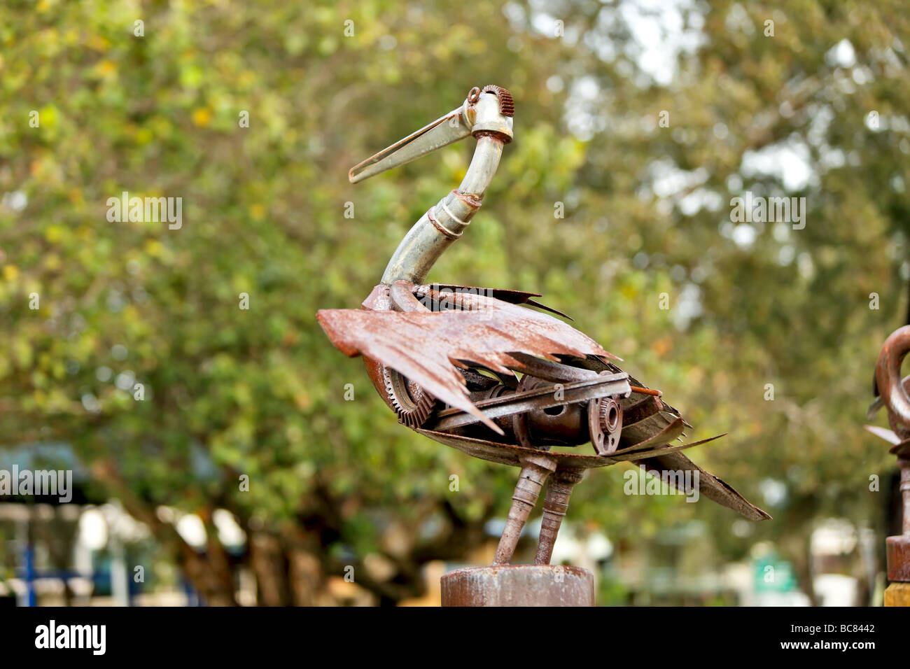 Metall-Skulptur von ein Wasservogel aus Schrott marine Metallteile erstellt Stockfoto