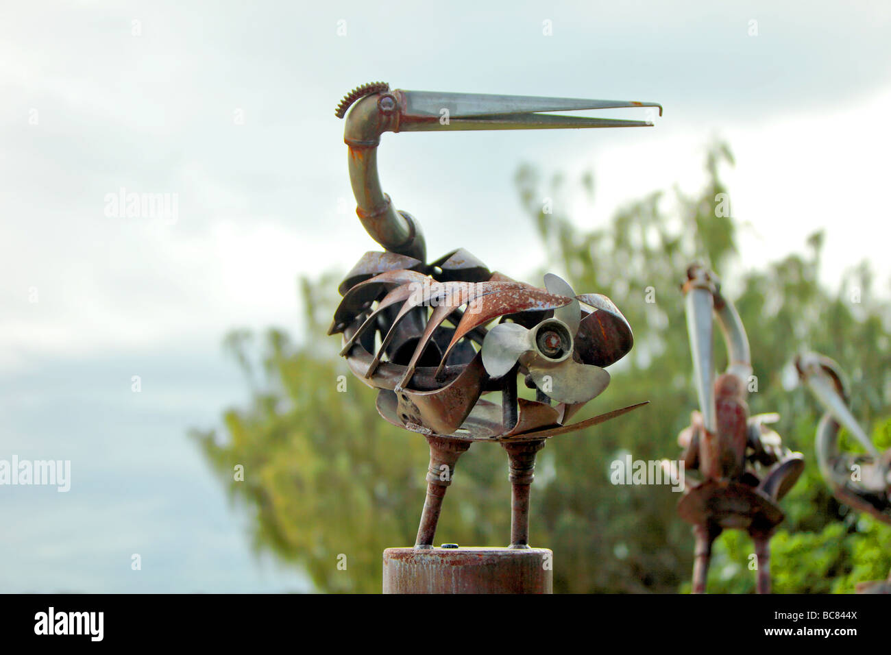 Metall-Skulptur von ein Wasservogel aus Schrott marine Metallteile erstellt Stockfoto