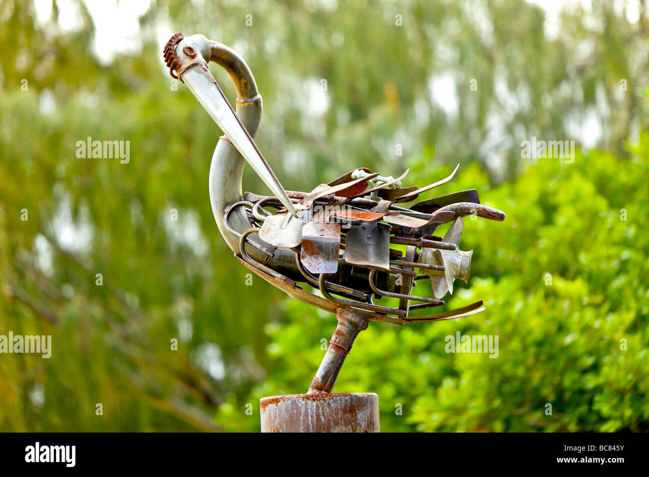 Metall-Skulptur von ein Wasservogel aus Schrott marine Metallteile erstellt Stockfoto