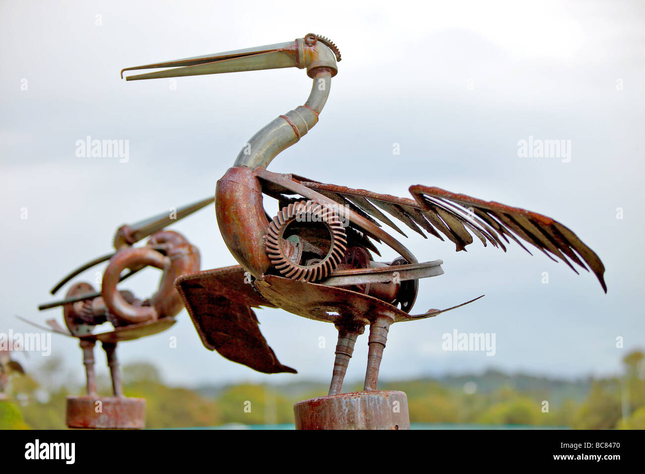 Metall-Skulptur von ein Wasservogel aus Schrott marine Metallteile erstellt Stockfoto