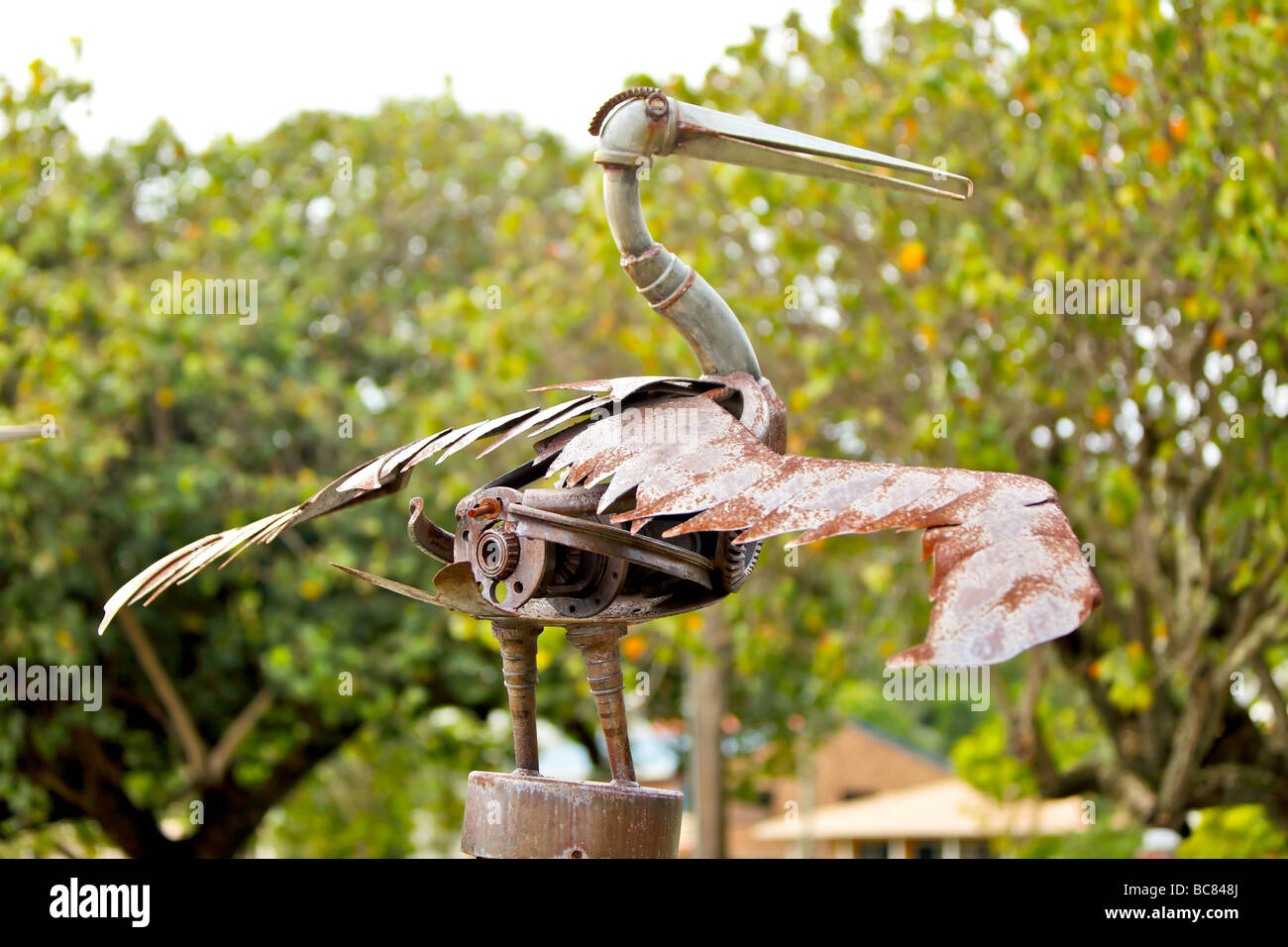 Metall-Skulptur von ein Wasservogel aus Schrott marine Metallteile erstellt Stockfoto